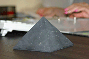 Original Schungit-Pyramiden poliert und matt, können Sie in unserem Schungit-Shop preiswert kaufen.