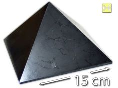 Diese große Schungit-Pyramide aus poliertem Naturstein verbindet kraftvolle Geometrie mit eleganter Ausstrahlung und mystischem Charakter.
