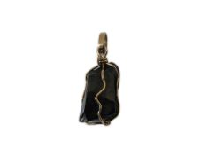 Schungite de élite de piedra completamente natural, engastado en oro de 750 quilates de alta calidad.