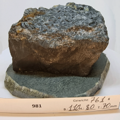 Steinfigur aus Schungit auf Untergestell Nr. 981