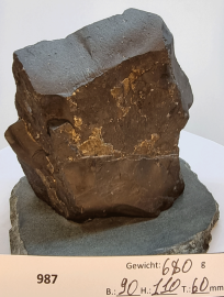 Steinfigur aus Schungit auf Untergestell Nr. 987
