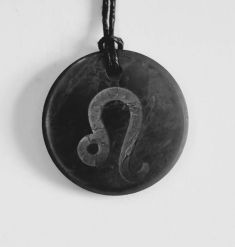 Schungit-Anhänger mit Sternzeichen "Löwe" 23.07-23.08 (B-Ware)