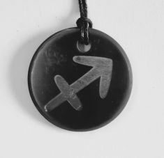 Schungit-Anhänger mit Sternzeichen "Schütze" 23.11-21.12 (B-Ware)