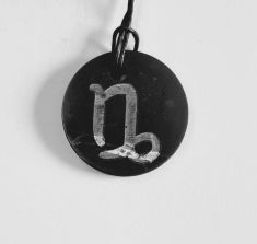 Schungit-Anhänger mit Sternzeichen "Steinbock" 22.12-20.01 (B-Ware)