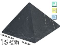 Matte Schungit-Pyramide mit 150 mm Kantenlänge, naturbelassene Oberfläche und drei Symbole für Ausgleich und Balance, bewusste Gestaltung der Umgebung und Wasseraufbereitung – Schungit kaufen für ein stilvolles Zuhause und persönliche spirituelle Inspirat