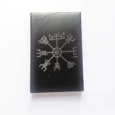 Пластина из классического шунгита «Vegvisir», категория 2, с гравировкой символа Vegvisir, полированной поверхностью, размер ок. 70 × 110 × 15 мм.