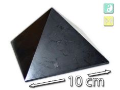 Polierte Schungit-Pyramide mit 10 cm Kantenlänge, natürliche Steinstruktur und zwei Symbole zur Darstellung von Ausgleich, Balance und bewusster energetischer Gestaltung der Umgebung