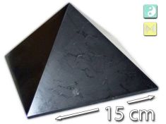 Impressionnante pyramide en shungite polie de 15 cm de côté provenant de Carélie, avec une structure naturelle de la pierre et deux symboles pour l’équilibre, l’harmonie et l’aménagement conscient de l’espace de vie