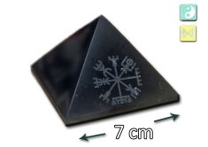 Polierte Schungit-Pyramide mit graviertem Vegvísir. Ein hochwertiger Naturstein aus Karelien, der Ästhetik, Symbolkraft und die besondere Ausstrahlung von Schungit vereint.
