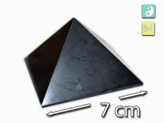 Polierte Schungit-Pyramide 70 x 70 mm mit harmonischer Geometrie. Ein kraftvoller Naturstein für Ausgleich, Schutz und energetische Balance im Raum.