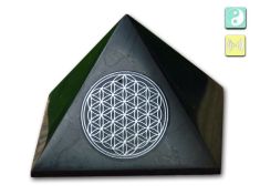 Polierte Schungit-Pyramide mit 10 cm Kantenlänge und silberfarbener Blume des Lebens. Edler Naturstein aus Karelien mit klarer geometrischer Ausstrahlung.