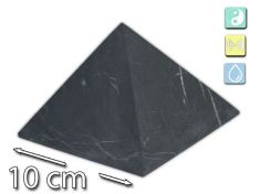 Naturbelassene Schungit-Pyramide mit 10 cm Grundfläche. Die kraftvolle Geometrie vereint echten Schungit aus Karelien mit harmonischer Ausstrahlung und zeitloser Eleganz.