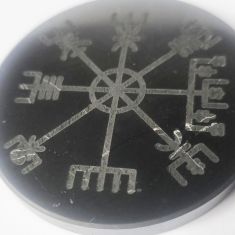 Шунгитовая пластина «Vegvisir» из классического шунгита, категория 2, с гравировкой символа Vegvisir, полированная поверхность, диаметр около 70 мм.