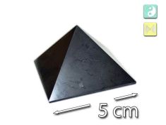 Polierte Schungit Pyramide mit 5 cm Kantenlänge, Yin-Yang Symbole oben rechts im Bild zur Darstellung von Ausgleich, Balance und harmonischer Umgebung