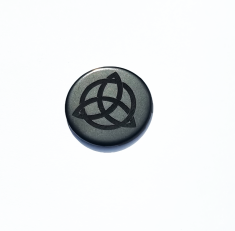Schungit-Plättchen für Smartphone "Triquetra"