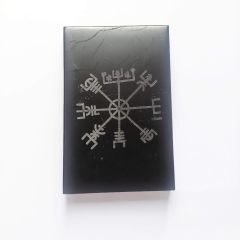 Пластина из классического шунгита «Vegvisir», категория 2, с гравировкой символа Vegvisir, полированной поверхностью, размер ок. 70 × 110 × 15 мм.