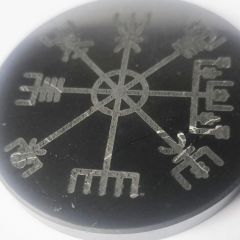 Шунгитовая пластина «Vegvisir» из классического шунгита, категория 2, с гравировкой символа Vegvisir, полированная поверхность, диаметр около 70 мм.