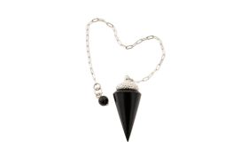 Feines Schungit-Pendel „Silber-Velanídi“ mit schwarzer Schungit-Perle an der Kette. Handgefertigter Naturstein-Schmuck aus Karelien – ideal für Schungit kaufen & Schmuckliebhaber.