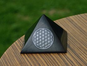 Polierte Schungit-Pyramide mit 10 cm Kantenlänge und silberfarbener Blume des Lebens. Edler Naturstein aus Karelien mit klarer geometrischer Ausstrahlung.