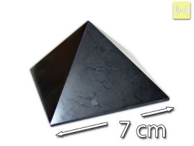 Polierte Schungit-Pyramide 70 x 70 mm mit harmonischer Geometrie. Ein kraftvoller Naturstein für Ausgleich, Schutz und energetische Balance im Raum.