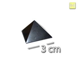 Matte Schungit-Pyramide aus Karelien, 30 × 30 mm. Ein kompakter Naturstein mit ursprünglicher Ausstrahlung und besonderer Präsenz für Wohnräume und Meditation.