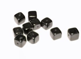10 polierte Schungit-Perlen "Würfel", 10 mm
