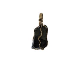 Schungite de élite de piedra completamente natural, engastado en oro de 750 quilates de alta calidad.