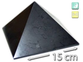 Impressionnante pyramide en shungite polie de 15 cm de côté provenant de Carélie, avec une structure naturelle de la pierre et deux symboles pour l’équilibre, l’harmonie et l’aménagement conscient de l’espace de vie