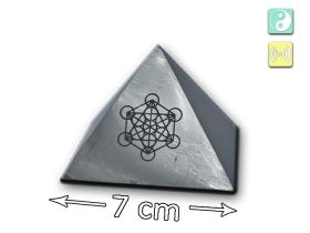 Pirámide de shungita pulida con grabado « Cubo de Metatrón », longitud de arista de 7 cm, dos símbolos junto a la pirámide que representan equilibrio y diseño consciente del entorno