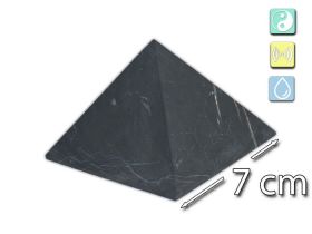 Pyramide en schungite mate de 7 cm, façonnée avec soin à partir d’une pierre naturelle de Carélie à l’allure sobre et harmonieuse.