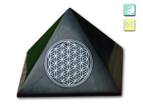 Polierte Schungit-Pyramide mit 10 cm Kantenlänge und silberfarbener Blume des Lebens. Edler Naturstein aus Karelien mit klarer geometrischer Ausstrahlung.