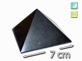 Pyramide en shungite polie de 7 cm de côté, structure naturelle et deux symboles représentant l’équilibre, l’harmonie et l’aménagement énergétique conscient de l’environnement