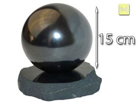 eine große runde glänzende Kugel, der Durchmesser der Kugel 150 mm, die Standhöhe 30 mm