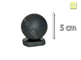 Unpolierter Schungitball mit Ständer.