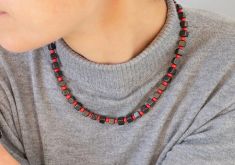 Halskette "Lizhmozero" mit Schungit-Würfeln und roten Glasperlen