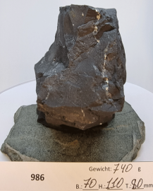 Steinfigur aus Schungit auf Untergestell Nr. 986