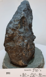 Steinfigur aus Schungit auf Untergestell Nr. 991