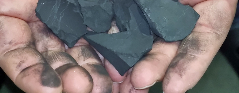 Ecco come le pietre di shungite si scoloriscono realmente.