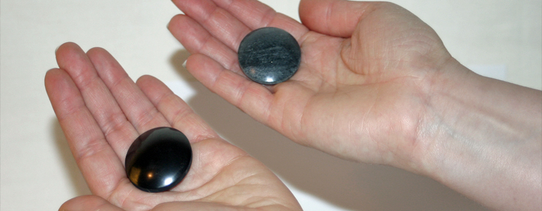 Does shungite belong on the left or right side of the body?