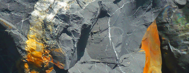 Rostflecken auf dem Schungit