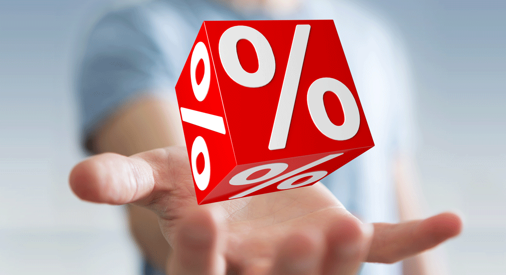 Ein Würfel mit Prozentzeichen fliegt aus der Hand – für stark reduzierte Preise.