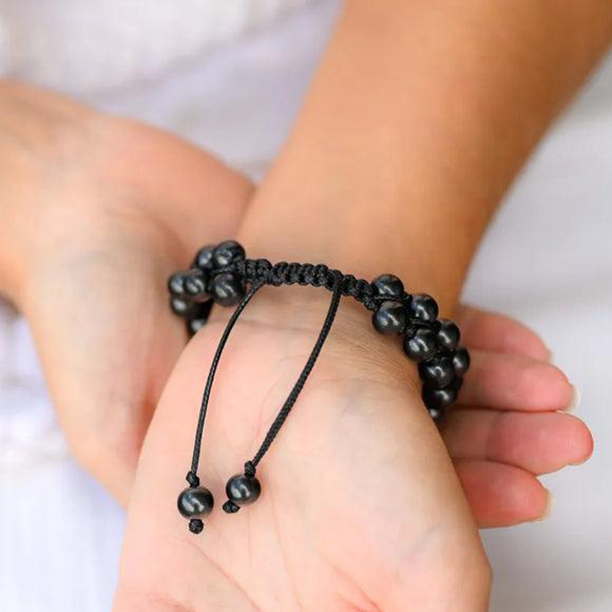Braided shungite bracelet with handcrafted macramé structure and shungite elements. Expressive natural stone jewelry with individual character.