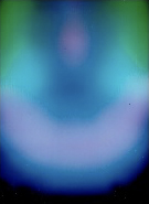 Das Aurafoto mit Schungit offenbart ein harmonisches, lichtes Energiefeld voller Vertrauen, innerer Ruhe und liebevoller Anbindung – die positive Wirkung des Schungits ist deutlich sichtbar
