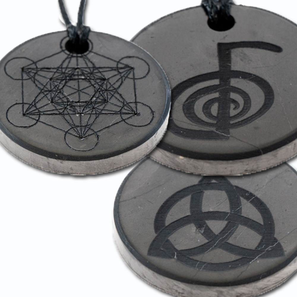  Drei Schungit-Anhänger mit den energetischen Symbolen Metatron-Würfel, Triquetra und Cho Ku Rei – kraftvolle Begleiter für Schutz, Harmonie und Energiefluss. 