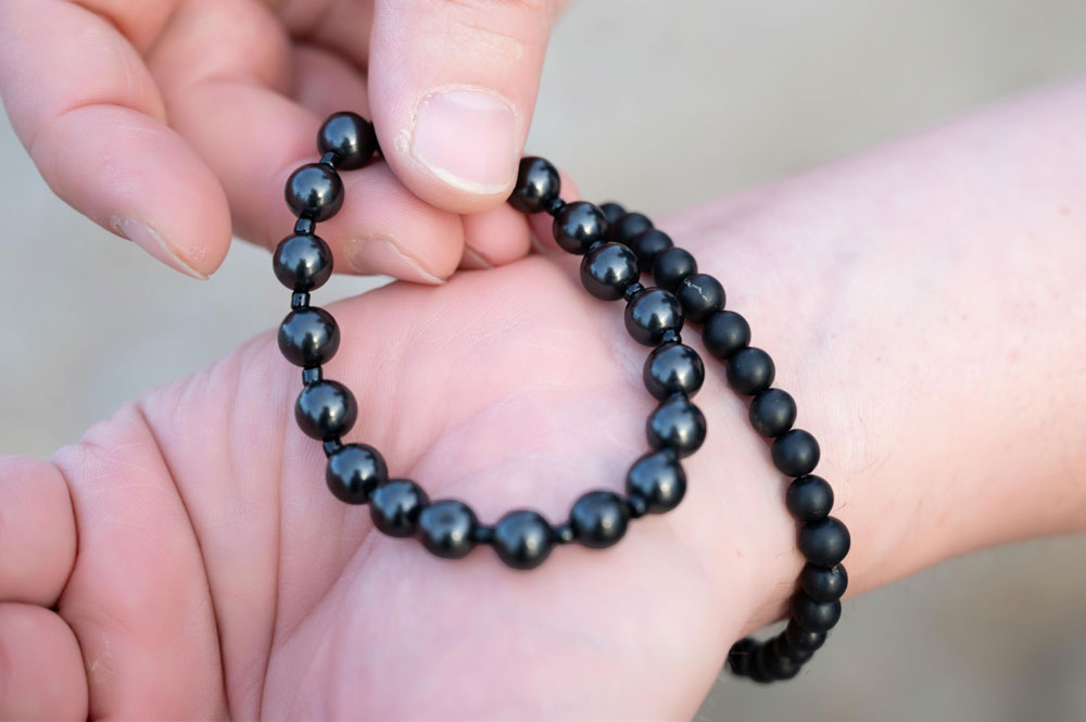 Zwei Schungit-Armbänder neu und glänzend und getragen und matt