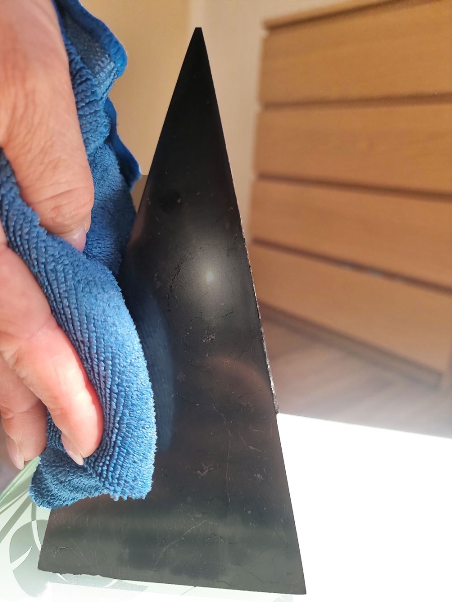 Polierte Schungit-Pyramide – Reinigung mit einem trockenen, weichen Tuch