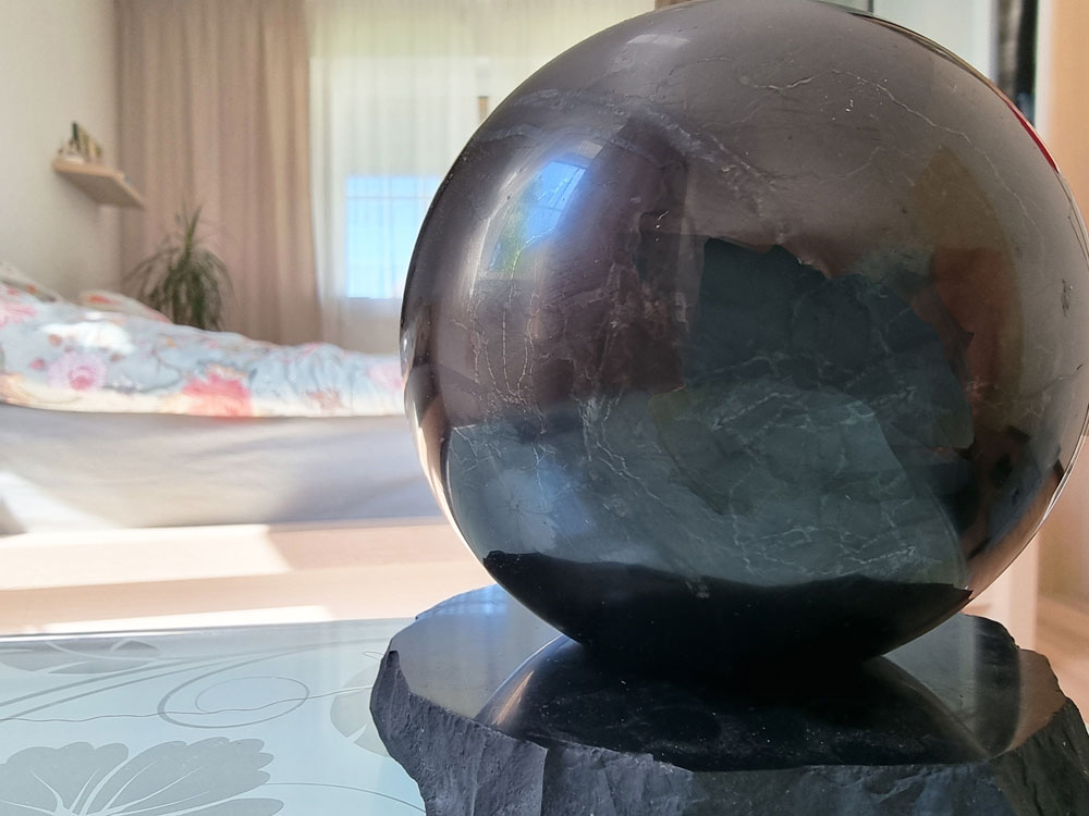 große, polierte, 150 cm Schungit-Kugel im Schlafzimmer