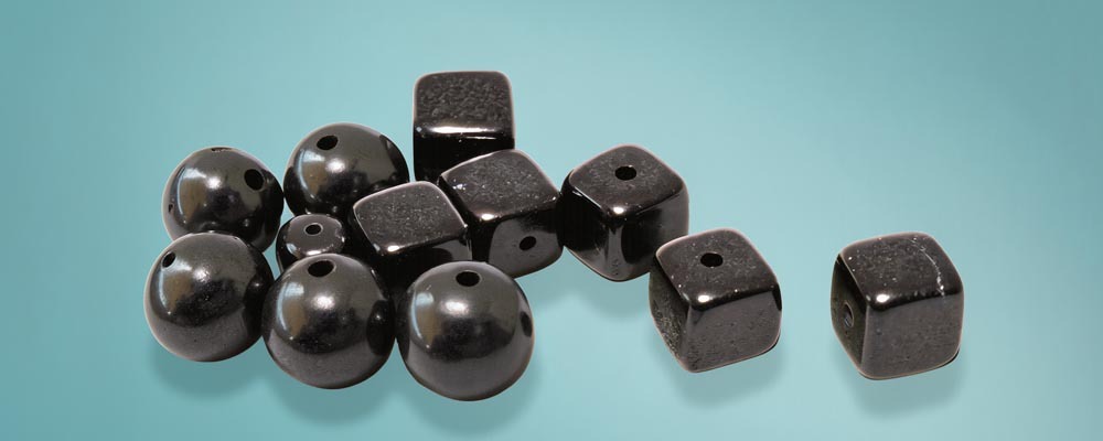 Polierte Schungit-Perlen mit glänzender, tiefschwarzer Oberfläche. Ideal für elegante Schmuckstücke und hochwertige Designs. Für alle, die Schungit kaufen und sich für Schungit Wirkung sowie natürliche Materialien interessieren.