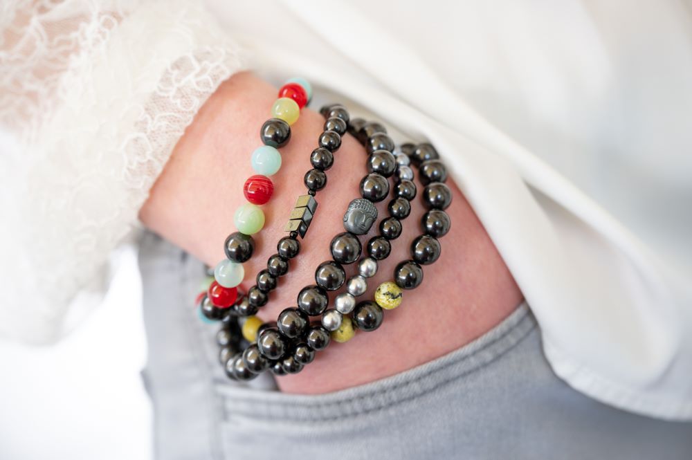 Schungit-Armbänder an Handgelenk