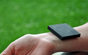 Platten aus Schungit Mineral in verschiedenen Größen, poliert und glänzend.